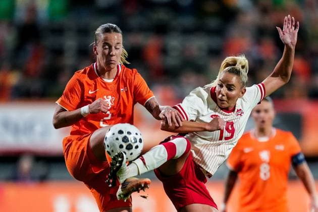 NIJMEGEN , 28-10-2025 , Goffertstadion , season 2025 2026 , Friendly football , match between Netherlands and Canada (women) , picture shows Netherlands player Lynn Wilms and Canada player Adriana Leon Netherlands - Canada women (women, friendly)  x31740040x Copyright:
