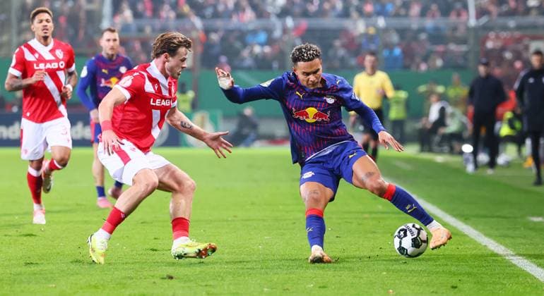 Cottbus RB Leipzig DFB Pokal Cottbus, 28 10 2025, Stadion der Freundschaft, DFB Pokal, Round 2 , FC Energie Cottbus vs RB Leipzig , In the picture from left Henry Rorig 3 , Cottbus , Antonio Nusa 7, RB Leipzig ,