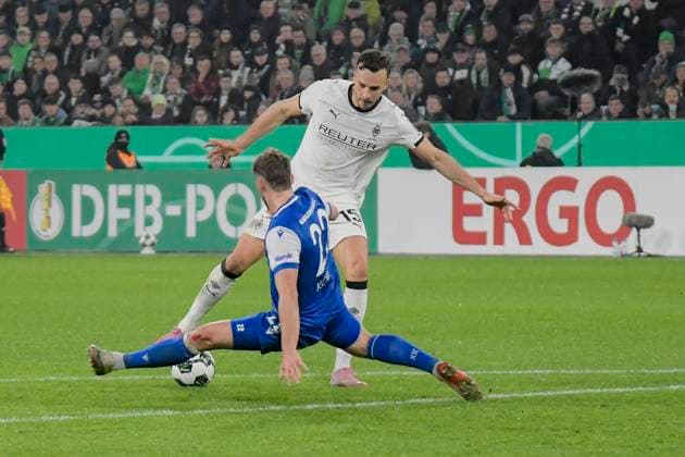 from left in duel Haris Tabakovic Moenchengladbach 15 Christoph Kobald SC 22 28 10 2025 Soccer Borussia Moenchengladbach vs Karlsruher SC, Borussia Park, Moenchengladbach, DFB DFL REGULATIONS PROHIBIT ANY USE OF PHOTOGRAPHS AS IMAGE SEQUENCES AND OR QUASI VIDEO Copyright: xpepphotox xHorstxMauelshagenx pep00321, pep_20251028_hm_182884