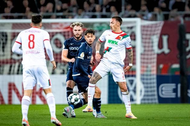 Football, 2025 2026 season, DFB Cup, WWK Arena Augsburg, 2nd round, FC Augsburg VfL Bochum, 28 10 2025 28 10 2025, Football, 2025 2026 season, DFB Cup, WWK Arena Augsburg, 2nd round, FC Augsburg VfL Bochum, f l 3 Philipp Strompf VfL Bochum , 21 Philipp Tietz FC Augsburg Photo Lucca Fundel Augsburg WWK Arena Bayern Germany