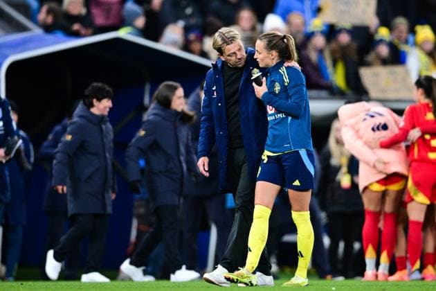 GÖTEBORG, SWEDEN 20251028 Swedens captain Tony Gustavsson and Nathalie Björn after the 0-1 loss in the womens Nations League semi-final between Sweden and Spain at Gamla Ullevi GÖTEBORG SWEDEN x9200x  Copyright: xHannaxBrunlöf TTx NATIONS LEAGUE SEMIFINAL SVERIGE-SPANIEN
