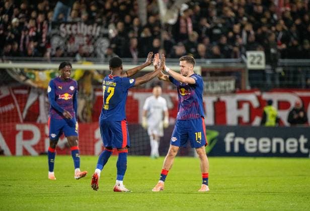 Soccer, Men, Season 2025 2026, DFB Cup 2nd round , FC Energie Cottbus RB Leipzig, f l Ridle Baku RB Leipzig , Christoph Baumgartner RB Leipzig , Cheering after scoring 0 2, 28 10 2025, Copyright: xMatthiasxKochx