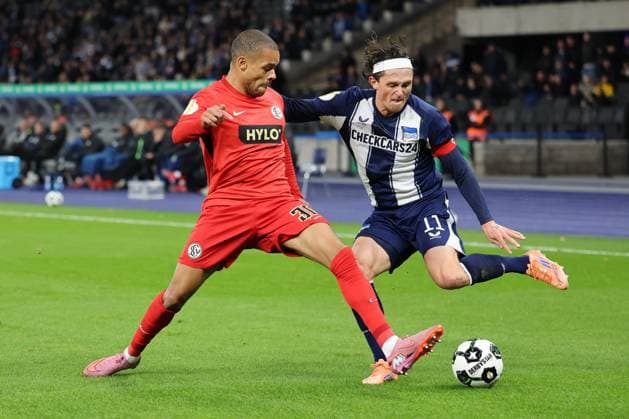 BERLIN, GERMANY - OCTOBER 28: Fabian Reese (Hertha BSC 11) controls the ball against Jan Gyamerah (SV Elversberg, 30) , during the DFB Cup match (round 2) between Hertha BSC vs SV Elversberg at Olympiastadion on October 28, 2025 in Berlin, Germany. DFL REGULATIONS PROHIBIT ANY USE OF PHOTOGRAPHS AS IMAGE SEQUENCES AND OR QUASI-VIDEO. Berlin Germany Copyright: xBEAUTIFULxSPORTS Frankex