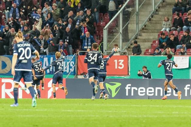 Bochum cheers after the 0 1 by Gerrit Holtmann 17 VfL Bochum , FC Augsburg vs VfL Bochum 1848, Football, Men, DFL, DFB Pokal, Season 2025 2026, WWK Arena, Second Round, 28 10 2025 Augsburg Bayern Germany Copyright: xkolbert-press MartinxAgüerax