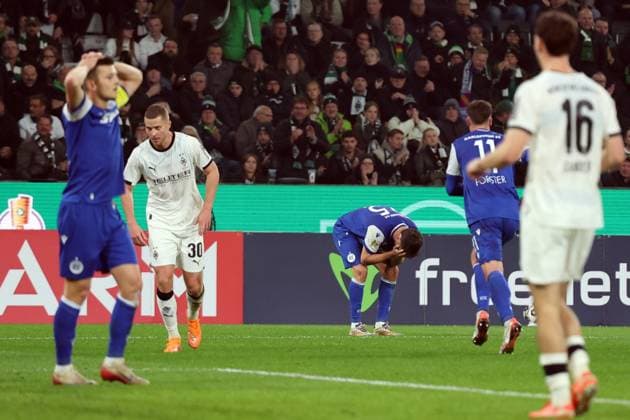 28 10 2025, xrekx, Fußball DFB Pokal 2 Runde, Borussia Moenchengladbach Karlsruher SC v l Torchance Lilian Egloff Karlsruher SC Marvin Wanitzek Karlsruher SC enttaeuscht, enttäuscht, schaut enttaeuscht, traurig, frustriert, niedergeschlagen, disappointed, sad, frustrated DFL DFB REGULATIONS PROHIBIT ANY USE OF PHOTOGRAPHS as IMAGE SEQUENCES and or QUASI VIDEO Moenchengladbach