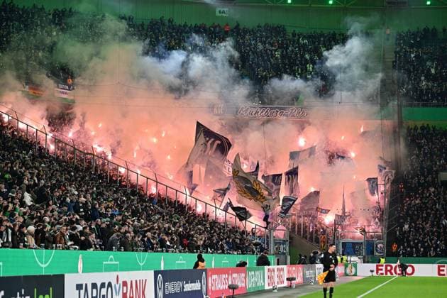 28 10 2025 Moenchengladbach Football, Men, Season 2025 2026, DFB Pokal, 2 Main Round, Borussia Moenchengladbach vs Karlsruher SC Pyrotechnics in the fan block of Karlsruher DFL regulations prohibit any use of photographs as image sequences and or quasi video Borussia Park NRW Germany