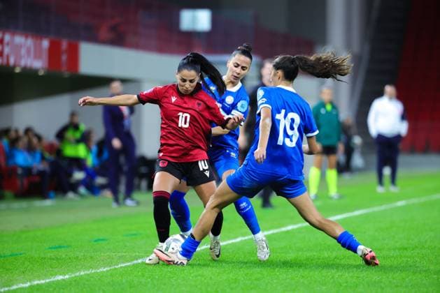 October 28, 2025, Tirana, Tirana, Albania: Eirini Michail of Cyprus fight for the ball with Qendresa Krasniqi of Albania during their FIFA Women s World Cup 2027 Promotion Relegation play-off match Albania vs Cyprus at Air Albania Stadium in Tirana, Albania on 28 October 2025. Tirana Albania - ZUMAb266 20251028_zip_b266_009 Copyright: xArmandoxBabanix