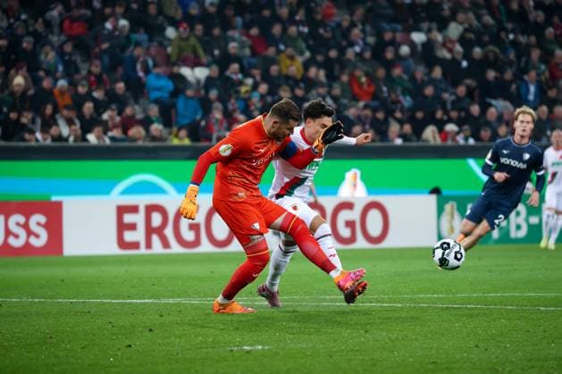 Germany DFB Pokal 2025 26, 2nd round FC Augsburg vs VfL Bochum WWK Arena Augsburg Fabian Rieder Fabian Rieder, FC Augsburg, 32 in duel with Timo Horn, VfL Bochum, 1 Augsburg WWK Arena Bayern Germany Copyright: xBenedictxChristx