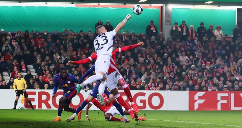 Cottbus RB Leipzig DFB Pokal Cottbus, 28 10 2025, Stadion der Freundschaft, DFB Pokal, Round 2 , FC Energie Cottbus vs RB Leipzig , In the picture fist defense of goalkeeper Marius Funk 33, Cottbus ,