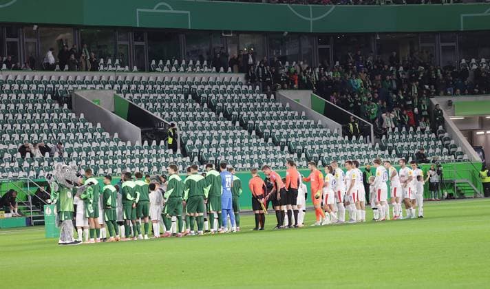 Lere Raenge in der Volkswagenarena Fußball, Saison 2025 2026, Maenner, Herren, DFB Pokal, 2 Hauptrunde, Volkswagenarena Wolfsburg, VfL Wolfsburg gegen Holstein Kiel, 0 1 DFL REGULATIONS PROHIBIT ANY USE OF PHOTOGRAPHS AS IMAGE SEQUENCES AND OR QUASI VIDEO