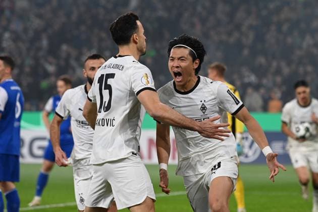 Shuto MACHINO MG cheers after his goal to 1 0, cheers, jubilation, joy, cheers, with Haris TABAKOVIC MG Football, DFB Cup, 2nd main round, Borussia Moenchengladbach MG Karlsruher SC KA on 28 10 2025 at Borussiapark Moenchengladbach Germany DFL regulations prohibit any use of photographs as image sequences and or quasi video Â