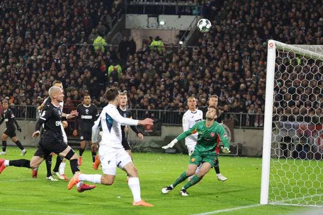 GER, Hamburg, Soccer, DFL, FC St Pauli vs TSG 1899 Hoffenheim 2 Runde DFB Pokal , im Millerntor Stadion , 28 10 2025 , v l Goalkeeper Ben Voll FC St Pauli ,1 looks after the ball DFL regulations prohibit any use of photographs as image sequences and or quasi video Copyright: HMBxMedia FernandoxSoares