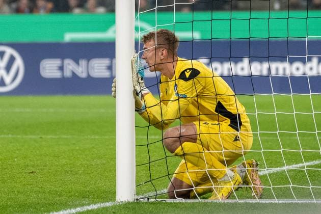28 10 2025, Football DFB Cup, Season 2025 2026, 2nd round, Borussia Moenchengladbach vs Karlsruher SC at Borussia Park in Moenchengladbach Hans Christian Bernat Karlsruher SC, 01 orders his wall Important notice According to the regulations of the DFL German Football League and the DFB German Football Association, it is prohibited to to utilize or have utilized photographs taken in the stadium and or of the match in the form of sequential images and or video-like photo series Foto Kirchner Media Thomas Haesler Copyright: xKirchner-Media ThomasxHaeslerx