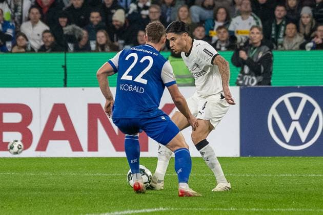 28 10 2025, Football DFB Cup, Season 2025 2026, 2nd round, Borussia Moenchengladbach vs Karlsruher SC at Borussia Park in Moenchengladbach duel between Chistoph Kobald Karlsruher SC, 22 and Kevin Diks Borussia Moenchengladbach, 04 Important note In accordance with the regulations of the DFL German Football League and the DFB German Football Association, it is prohibited to utilize or have utilized photographs taken in the stadium and or of the match in the form of sequential images and or video-like photo series Foto Kirchner Media Thomas Haesler Copyright: xKirchner-Media ThomasxHaeslerx