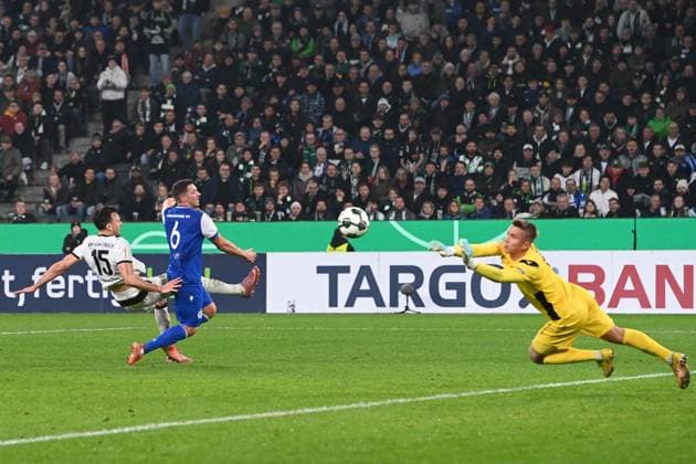 Haris TABAKOVIC MG Goal chance against goalkeeper Hans Christian BERNAT KA Football, DFB Pokal, 2 Hauptrunde, Borussia Moenchengladbach MG Karlsruher SC KA am 28 10 2025 im Borussiapark Moenchengladbach Germany DFL regulations prohibit any use of photographs as image sequences and or quasi video Â