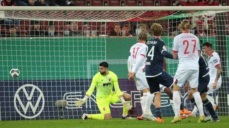 28 10 2024, DFB Pokal 2 round, FC Augsburg vs VfL Bochum, WWK Arena Augsburg, Soccer, Sports, in the picture Goal to 0 1 by Gerrit Holtmann VfL Bochum , Nediljko Labrovic FC Augsburg beaten