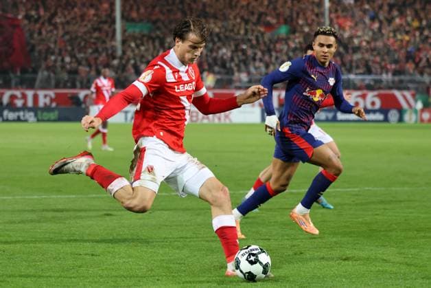 11 Moritz Hannemann Energie Cottbus, l , 7 Antonio Nusa Leipzig Football DFB Pokal 2 Main Round 2025 2026 FC Energie Cottbus RB Leipzig
