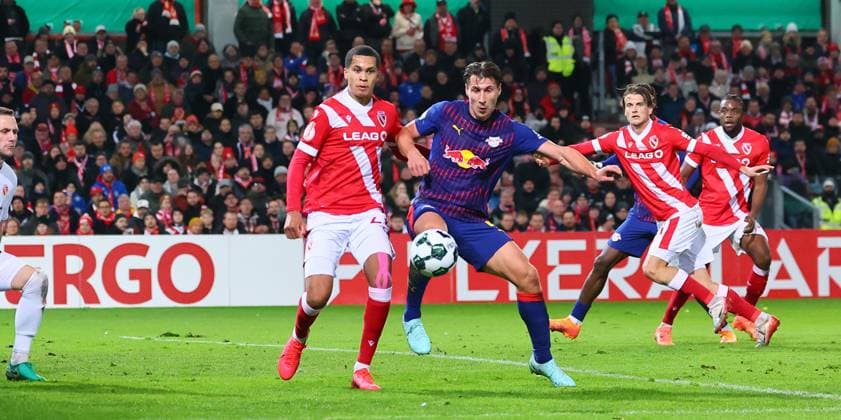 Cottbus RB Leipzig DFB Pokal Cottbus, 28 10 2025, Stadion der Freundschaft, DFB Pokal, Round 2 , FC Energie Cottbus vs RB Leipzig , In the picture from left King Manu 2, Cottbus , Willi Orban 4, RB Leipzig ,