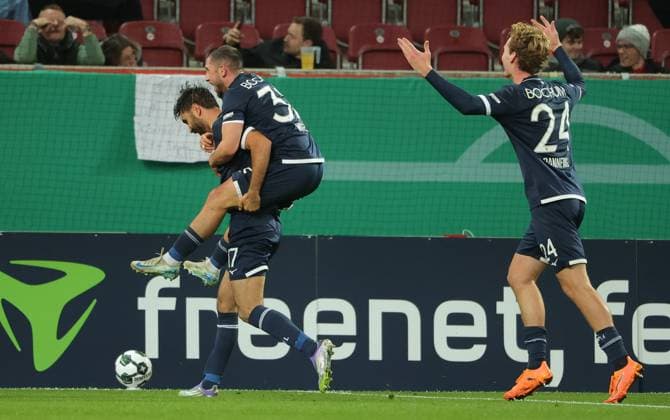 28 10 2024, DFB Pokal 2 round, FC Augsburg vs VfL Bochum, WWK Arena Augsburg, Football, Sport, in the picture Gerrit Holtmann VfL Bochum , Maximilian Wittek VfL Bochum and Mats Pannewig VfL Bochum cheering