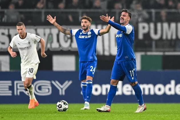 28 10 2025, Football DFB Cup, Season 2025 2026, 2nd round, Borussia Moenchengladbach vs Karlsruher SC at Borussia Park in Moenchengladbach Fabian Schleusener Karlsruher SC, 24 and Philipp Foerster Karlsruher SC, 11 do not agree with the decision Important note According to the regulations of the DFL German Football League and the DFB German Football Association, it is prohibited to use or have used photographs taken in the stadium and or of the match in the form of sequential images and or video-like photo series Foto Kirchner Media Thomas Haesler Copyright: xKirchner-Media ThomasxHaeslerx