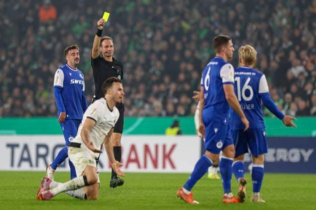 Mönchengladbach, Germany, 28 10 25 Nicolai Rapp Karlsruher SC receives a yellow card from referee Bastian Dankert during the DFB Pokal 2 round match between Borussia Mönchengladbach vs Karlsruher SC at Borussia Park Mönchengladbach Stadion im Borussia Park North Rhine Westphalia Germany Copyright: xBrauer-Fotoagenturx xAdrianxSchlx