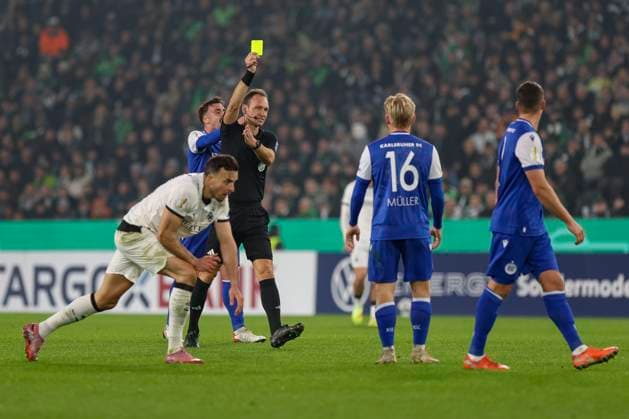 Mönchengladbach, Germany, 28 10 25 Nicolai Rapp Karlsruher SC receives a yellow card from referee Bastian Dankert during the DFB Pokal 2 round match between Borussia Mönchengladbach vs Karlsruher SC at Borussia Park Mönchengladbach Stadion im Borussia Park North Rhine Westphalia Germany Copyright: xBrauer-Fotoagenturx xAdrianxSchlx