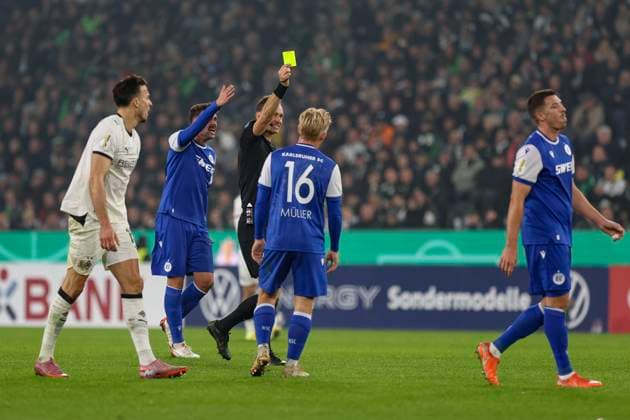 Mönchengladbach, Germany, 28 10 25 Nicolai Rapp Karlsruher SC receives a yellow card from referee Bastian Dankert during the DFB Pokal 2 round match between Borussia Mönchengladbach vs Karlsruher SC at Borussia Park Mönchengladbach Stadion im Borussia Park North Rhine Westphalia Germany Copyright: xBrauer-Fotoagenturx xAdrianxSchlx