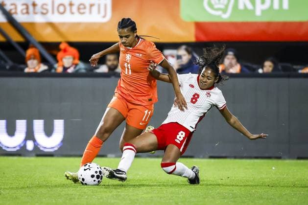 NIJMEGEN - (L-R) Esmee Brugts of the Netherlands and Jayde Riviere of Canada during the friendly match between the Netherlands and Canada at Goffert Stadium on October 28, 2025, in Nijmegen, Netherlands. ANP VINCENT JANNINK xVIxANPxSportx xxANPxIVx 540579517 originalFilename: 540579517.jpg
