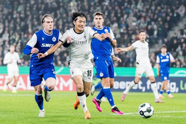 DFB Pokal Borussia Moenchengladbach vs Karlsruher SC, 28 10 2025 MOENCHENGLADBACH, GERMANY OCTOBER 28 David Herold Karlsruher SC, 20 and Shuto Machino Borussia Moenchengladbach, 18 battle for the ball during the DFB Pokal match between Borussia Moenchengladbach vs Karlsruher SC at Borussia Park on matchday 2 of DFB Pokal on October 28, 2025 in Moenchengladbach, Germany DFB REGULATIONS PROHIBIT ANY USE OF PHOTOGRAPHS AS IMAGE SEQUENCES AND OR QUASI VIDEO Copyright: xBEAUTIFULxSPORTS Wunderlx