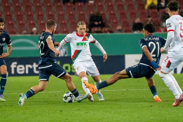 Kristijan Jakic FC Augsburg, 17 is tackled by Maximilian Wittek VfL Bochum, 32 and Francis Onyeka VfL Bochum, 21, GER, FC Augsburg vs VfL Bochum, Football, DFB Pokal, 2 Round, Season 2025 2026, 28 10 2025, DFL REGULATES PROHIBIT ANY USE OF PHOTOGRAPHS AS IMAGE SEQUENCES AND OR QUASI VIDEO, GER, FC Augsburg vs VfL Bochum, Football, DFB Pokal, 2nd round, 2025 2026 season, 28 10 2025, Augsburg Copyright: xEibner-Pressefoto EdwardxCheungx EP_ECG