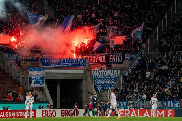 VfL Bochum celebrates leading 0 1 with the fans, GER, FC Augsburg vs VfL Bochum, Football, DFB Pokal, 2nd round, 2025 2026 season, 28 10 2025, DFL REGULATES PROHIBIT ANY USE OF PHOTOGRAPHS AS IMAGE SEQUENCES AND OR QUASI VIDEO, GER, FC Augsburg vs VfL Bochum, Football, DFB Pokal, 2nd round, 2025 2026 season, 28 10 2025, Augsburg Copyright: xEibner-Pressefoto EdwardxCheungx EP_ECG
