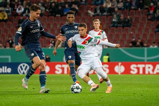 Ismael Gharbi FC Augsburg, 11 is attacked by three Bochumers, GER, FC Augsburg vs VfL Bochum, Football, DFB Pokal, 2nd round, 2025 2026 season, 28 10 2025, DFL REGULATES PROHIBIT ANY USE OF PHOTOGRAPHS AS IMAGE SEQUENCES AND OR QUASI VIDEO, GER, FC Augsburg vs VfL Bochum, Football, DFB Pokal, 2nd round, 2025 2026 season, 28 10 2025, Augsburg Copyright: xEibner-Pressefoto EdwardxCheungx EP_ECG