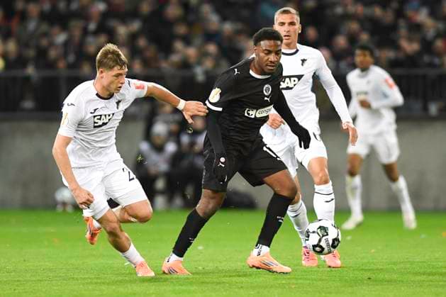 GER 2 FBL, FC St Pauli vs TSG 1899 Hoffenheim 28 10 2025, Millerntorstadion, Hamburg, GER DFB Pokal, FC St Pauli vs TSG 1899 Hoffenheim in the picture Oladapo Afolayan Pauli 17 tries to assert himself against Alexander Prass Hoffenheim 22 nordphotoxGmbH xWitke nph00002