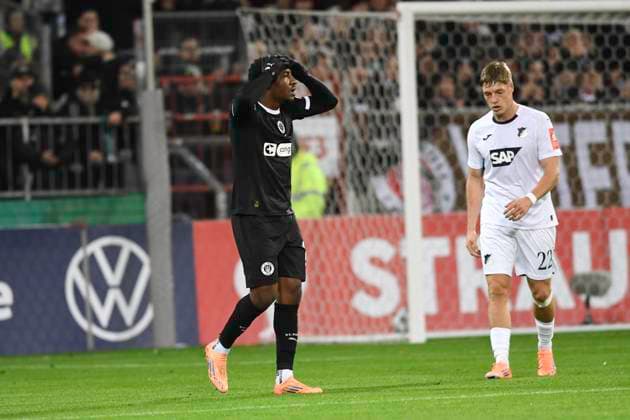 GER 2 FBL, FC St Pauli vs TSG 1899 Hoffenheim 28 10 2025, Millerntorstadion, Hamburg, GER DFB Pokal, FC St Pauli vs TSG 1899 Hoffenheim pictured Oladapo Afolayan Pauli 17 clasps his hands over his head nordphotoxGmbH xWitke nph00002