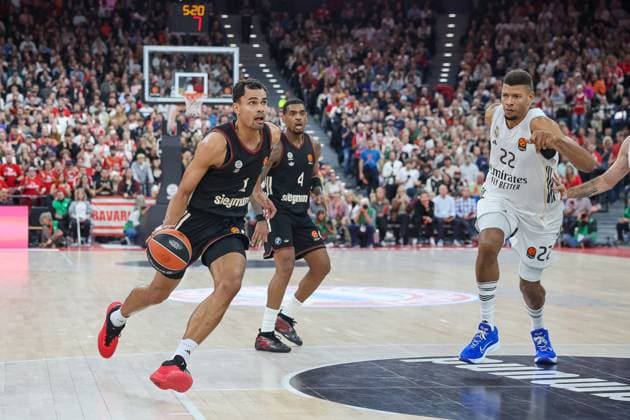 Oscar da Silva FC Bayern Basketball, 01 with Xavier Rathan Mayes FC Bayern Basketball, 04 and Walter Tavares Real Madrid, 22 , GER, FC Bayern Basketball vs Real Madrid, Basketball, Euroleague, Matchday 7, Season 2025 2026, 28 10 2025, GER, FC Bayern Basketball vs Real Madrid, Basketball, Euroleague, Matchday 7, Season 2025 2026, 28 10 2025 Munich Copyright: xEibner-Pressefoto JennixMaulx EP_JML