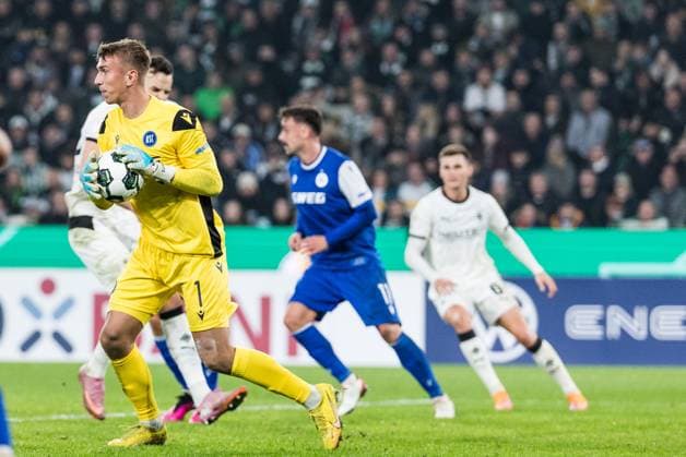 DFB Pokal Borussia Moenchengladbach vs Karlsruher SC, 28 10 2025 MOENCHENGLADBACH, GERMANY OCTOBER 28 Hans Christian Bernat Karlsruher SC, 1 catching the ball during the DFB Pokal match between Borussia Moenchengladbach vs Karlsruher SC at Borussia Park on matchday 2 of DFB Pokal on October 28, 2025 in Moenchengladbach, Germany DFB REGULATIONS PROHIBIT ANY USE OF PHOTOGRAPHS AS IMAGE SEQUENCES AND OR QUASI VIDEO Copyright: xBEAUTIFULxSPORTS Wunderlx