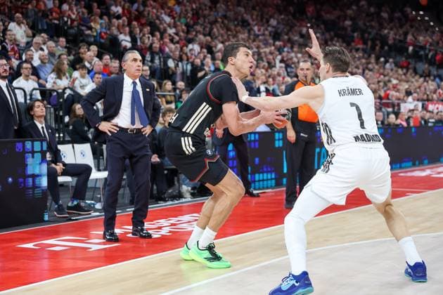Vladimir Lucic FC Bayern Basketball, 11 with David Kraemer Real Madrid, 01 and Sergio Scariolo Real Madrid, Head Coach , GER, FC Bayern Basketball vs Real Madrid, Basketball, Euroleague, Matchday 7, Season 2025 2026, 28 10 2025, GER, FC Bayern Basketball vs Real Madrid, Basketball, Euroleague, Matchday 7, Season 2025 2026, 28 10 2025 Munich Copyright: xEibner-Pressefoto JennixMaulx EP_JML