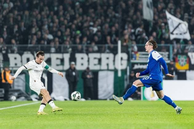 DFB Pokal Borussia Moenchengladbach vs Karlsruher SC, 28 10 2025 MOENCHENGLADBACH, GERMANY OCTOBER 28 Rocco Reitz Borussia Moenchengladbach, 27 controls the ball against David Herold Karlsruher SC, 20 during the DFB Pokal match between Borussia Moenchengladbach vs Karlsruher SC at Borussia Park on matchday 2 of DFB Pokal on October 28, 2025 in Moenchengladbach, Germany DFB REGULATIONS PROHIBIT ANY USE OF PHOTOGRAPHS AS IMAGE SEQUENCES AND OR QUASI VIDEO Copyright: xBEAUTIFULxSPORTS Wunderlx
