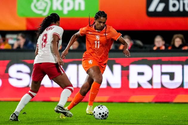 NIJMEGEN , 28-10-2025 , Goffertstadion , season 2025 2026 , Friendly football , match between Netherlands and Canada (women) , picture shows Netherlands player Esmee Brugts dribbles with the ball past Canada player Jayde Riviere Netherlands - Canada women (women, friendly)  x31740589x Copyright: