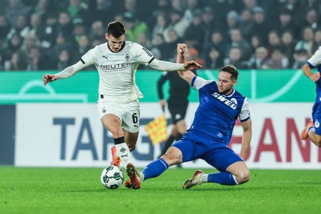 Sport, Football, DFB Pokal Season 2025 2026 2 Round Borussia Mönchengladbach Karlsruher SC 28 10 2025, BORUSSIA PARK Yannik Engelhardt Borussia Mönchengladbach, 6 Christoph Kobald Karlsruher SC, 22 Zweikampf Mönchengladbach BORUSSIA PARK North Rhine-Westphalia Germany