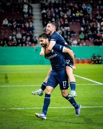 Football, 2025 2026 season, DFB Cup, WWK Arena Augsburg, 2nd round, FC Augsburg VfL Bochum, 28 10 2025 28 10 2025, Football, 2025 2026 season, DFB Cup, WWK Arena Augsburg, 2nd round, FC Augsburg VfL Bochum, Goal celebrations joy after goal Goal shot to 0 1 by 17 Gerrit Holtmann VfL Bochum f l 17 Gerrit Holtmann VfL Bochum , 32 Maximilian Wittek VfL Bochum Photo Lucca Fundel Augsburg WWK Arena Bayern Germany