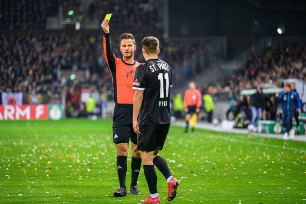 Soccer I Men I Season 2025 2026 I DFB Cup I 2 Round I FC St Pauli TSG 1899 Hoffenheim I 28 10 2025 Daniel Schlager Referee , Arkadiusz Pyrka 11, FC St Pauli Hamburg Millerntor Stadion Hamburg Germany Copyright: xLobecax xHenningxRohlfsx