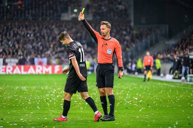 Soccer I Men I Season 2025 2026 I DFB Cup I 2 Round I FC St Pauli TSG 1899 Hoffenheim I 28 10 2025 Arkadiusz Pyrka 11, FC St Pauli , Daniel Schlager Referee Hamburg Millerntor Stadion Hamburg Germany Copyright: xLobecax xHenningxRohlfsx