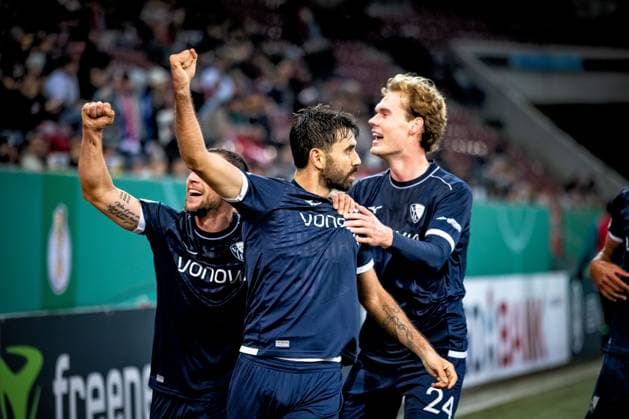 Football, Season 2025 2026, DFB Pokal, WWK Arena Augsburg, 2 Round, FC Augsburg VfL Bochum, 28 10 2025 28 10 2025, Football, Season 2025 2026, DFB Pokal, WWK Arena Augsburg, 2 Round, FC Augsburg VfL Bochum, Goal jubilation Joy after goal Goal shot to 0 1 by 17 Gerrit Holtmann VfL Bochum Photo Lucca Fundel Augsburg WWK Arena Bayern Germany