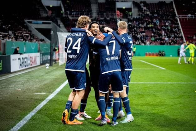 Football, 2025 2026 season, DFB Cup, WWK Arena Augsburg, 2nd round, FC Augsburg VfL Bochum, 28 10 2025 28 10 2025, Football, 2025 2026 season, DFB Cup, WWK Arena Augsburg, 2nd round, FC Augsburg VfL Bochum, Goal celebrations joy after goal Goal shot to 0 1 by 17 Gerrit Holtmann VfL Bochum Team Team VfL Bochum f l 24 Mats Pannewig VfL Bochum , 21 Francis Onyeka VfL Bochum , 17 Gerrit Holtmann VfL Bochum Photo Lucca Fundel Augsburg WWK Arena Bayern Germany