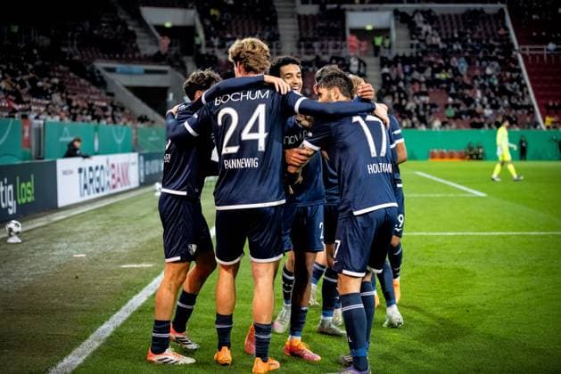 Football, 2025 2026 season, DFB Cup, WWK Arena Augsburg, 2nd round, FC Augsburg VfL Bochum, 28 10 2025 28 10 2025, Football, 2025 2026 season, DFB Cup, WWK Arena Augsburg, 2nd round, FC Augsburg VfL Bochum, Goal celebrations joy after goal Goal shot to 0 1 by 17 Gerrit Holtmann VfL Bochum Team Team VfL Bochum f l 24 Mats Pannewig VfL Bochum , 21 Francis Onyeka VfL Bochum , 17 Gerrit Holtmann VfL Bochum Photo Lucca Fundel Augsburg WWK Arena Bayern Germany