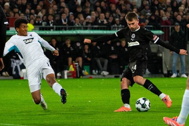 Goal kick goal chance Connor Metcalfe FC St Pauli, 24 vs Bernardo TSG 1899 Hoffenheim, 13 , GER, FC St Pauli vs TSG 1899 Hoffenheim, Football, DFB Pokal, 2 Round, Season 2025 2026, 28 10 2025 DFL REGULATES PROHIBIT ANY USE OF PHOTOGRAPHS AS IMAGE SEQUENCES AND OR QUASI VIDEO GER, FC St Pauli vs TSG 1899 Hoffenheim, Football, DFB Pokal, 2nd round, 2025 2026 season, 28 10 2025 Hamburg Copyright: xEibner-Pressefoto MaxxVincenx EP_MVN
