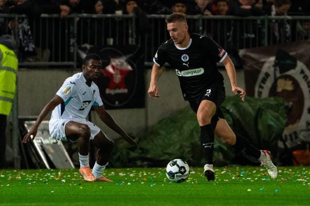 Hauke Wahl FC St Pauli, 05 dribbling against Bazoumana Toure TSG 1899 Hoffenheim, 29 , GER, FC St Pauli vs TSG 1899 Hoffenheim, Football, DFB Pokal, 2 Round, Season 2025 2026, 28 10 2025 DFL REGULATES PROHIBIT ANY USE OF PHOTOGRAPHS AS IMAGE SEQUENCES AND OR QUASI VIDEO GER, FC St Pauli vs TSG 1899 Hoffenheim, Football, DFB Pokal, 2nd round, 2025 2026 season, 28 10 2025 Hamburg Copyright: xEibner-Pressefoto MaxxVincenx EP_MVN