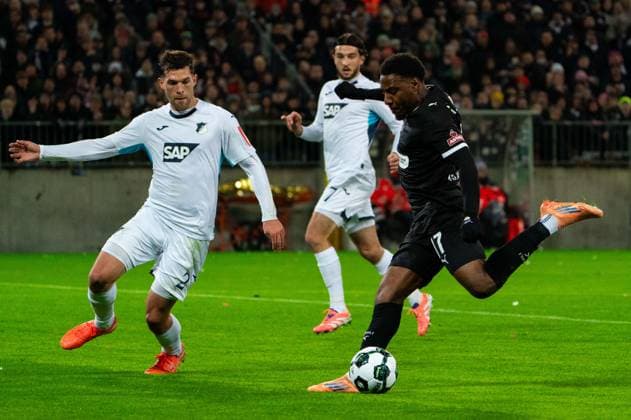 Goal kick goal chance Oladapo Afolayan FC St Pauli, 17 , blocked by Robin Hranac TSG 1899 Hoffenheim, 02 , GER, FC St Pauli vs TSG 1899 Hoffenheim, Soccer, DFB Pokal, 2 Round, Season 2025 2026, 28 10 2025 DFL REGULATES PROHIBIT ANY USE OF PHOTOGRAPHS AS IMAGE SEQUENCES AND OR QUASI VIDEO GER, FC St Pauli vs TSG 1899 Hoffenheim, Football, DFB Pokal, 2nd round, 2025 2026 season, 28 10 2025 Hamburg Copyright: xEibner-Pressefoto MaxxVincenx EP_MVN