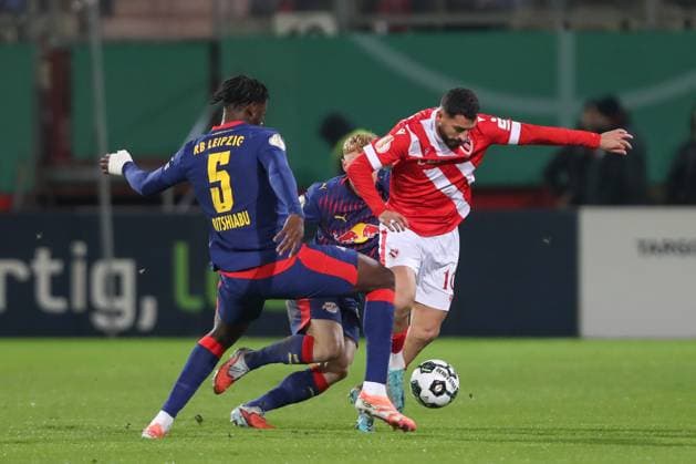 28 10 2025, xtgx, Fußball DFB Pokal 2 Runde, FC Energie Cottbus RB Leipzig emspor, v l El Chadaille Bitshiabu Leipzig, 5 , Nicolas Seiwald Leipzig, 13 , Tolcay Cigerci Cottbus, 10 Zweikampf, Duell, Kampf, tackle DFL DFB REGULATIONS PROHIBIT ANY USE OF PHOTOGRAPHS as IMAGE SEQUENCES and or QUASI VIDEO Cottbus